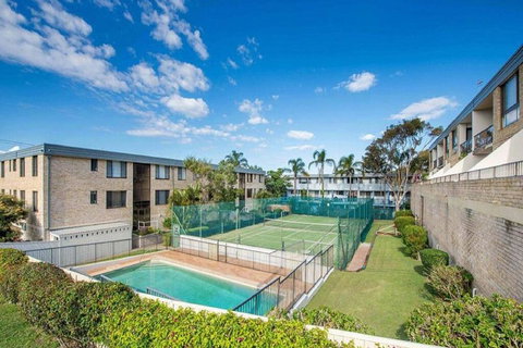 14 'THE DUNES', 38 MARINE DR - LARGE UNIT WITH POOL, TENNIS COURT AND DIRECTLY ACROSS FROM FINGAL - Accommodation Port Hedland 0