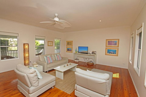 16 Beachway Pde, Marcoola: Linen Incl, WiFi, Pet Friendly, A/Cond. 500 BOND - Accommodation Port Hedland 3