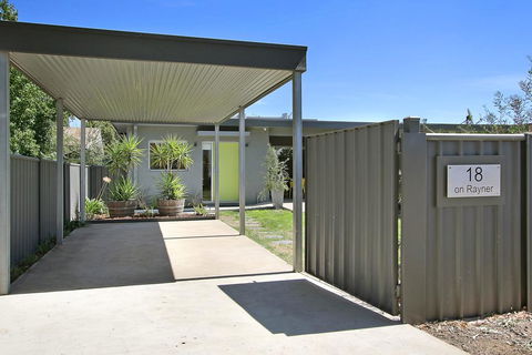 18 On Rayner - Swish Apartment Myrtleford - Accommodation Port Hedland 2
