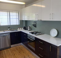 2 Bed Bar Beach Apartment - stroll to beach  cafes supermarket apartment 6 - Accommodation Port Hedland