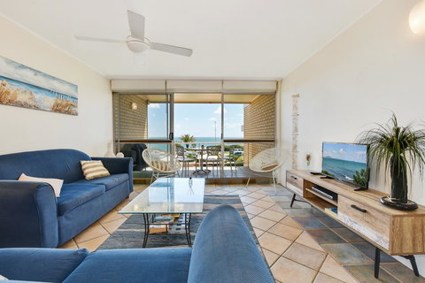 2 Bedroom Top Floor Unit - Ocean Views And Pool - Accommodation Port Hedland 0