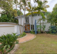2 Satinwood Drive - Rainbow Shores Executive Level Beach House Pool Walk to Beach - Accommodation Port Hedland