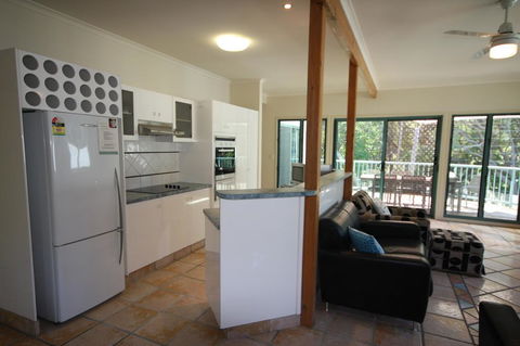20 Orania Court - Two Storey Family Home With Swimming Pool, Patio & Large Deck. Pet Friendly - Accommodation Port Hedland 3