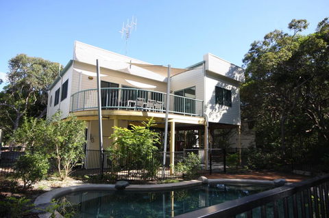 20 Orania Court - Two Storey Family Home With Swimming Pool, Patio & Large Deck. Pet Friendly - Accommodation Port Hedland 0