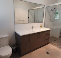 26 Satinwood Drive- Low set modern sleeps 8 - Accommodation Port Hedland