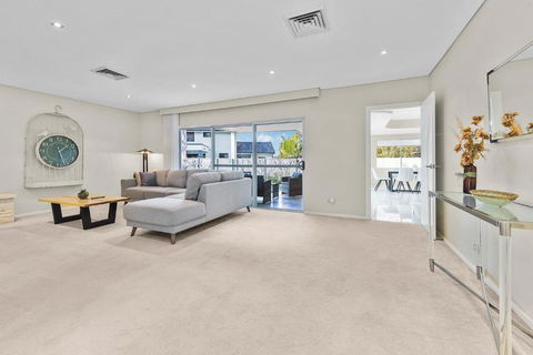 Beautiful House In Sylvania Waters - Accommodation Port Hedland 4