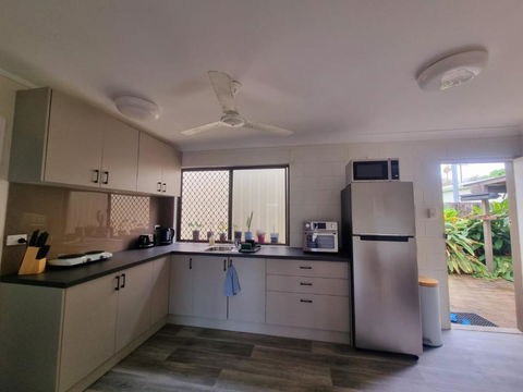 Cosy & Convenient: Pools, Shops, Uni, Hospital - Accommodation Port Hedland 1