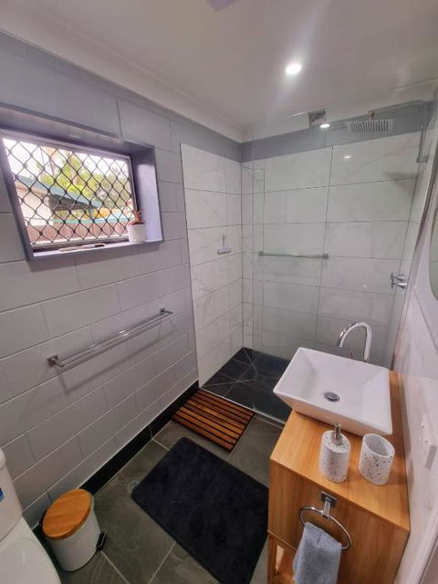 Cosy & Convenient: Pools, Shops, Uni, Hospital - Accommodation Port Hedland 4