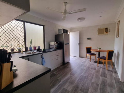 Cosy & Convenient: Pools, Shops, Uni, Hospital - Accommodation Port Hedland 0