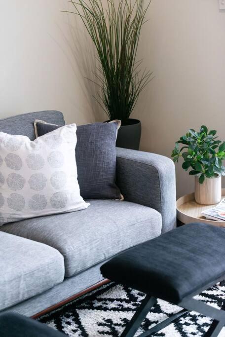 Cute As A Button - Picket Fence 3 Bed Stylish Home - Accommodation Port Hedland 4