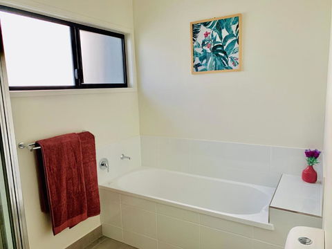 DAYDREAMING Airlie Beach, Water Views & Only 200m To Boardwalk. - Accommodation Port Hedland 3