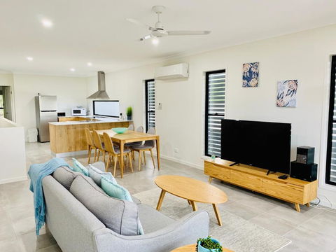 DAYDREAMING Airlie Beach, Water Views & Only 200m To Boardwalk. - Accommodation Port Hedland 0
