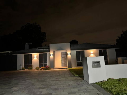 Deluxe Modern Family Home With Pool - Accommodation Port Hedland 1