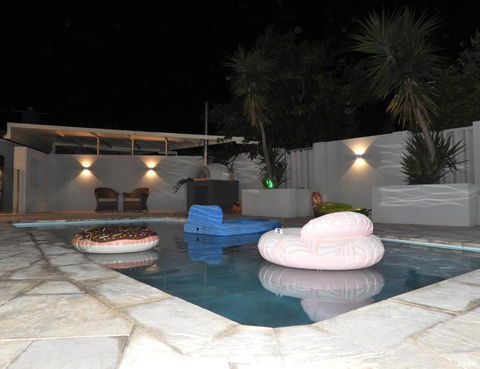 Deluxe Modern Family Home With Pool - Accommodation Port Hedland 3