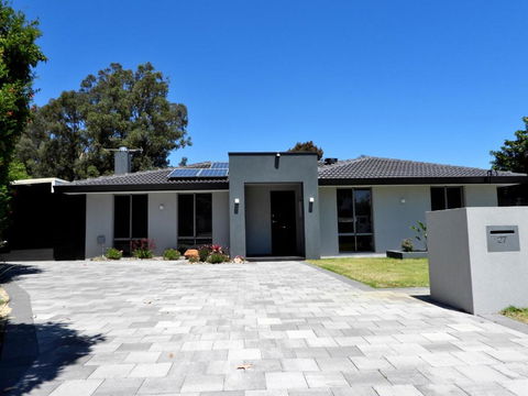 Deluxe Modern Family Home With Pool - Accommodation Port Hedland 0