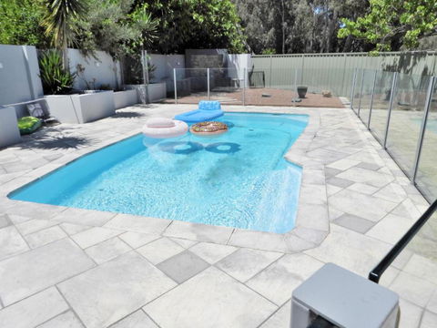 Deluxe Modern Family Home With Pool - Accommodation Port Hedland 4