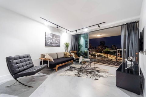 3br Stylish Apt CBD River & City Views Spa,Sauna,Pool,Netflix - Accommodation Port Hedland 1