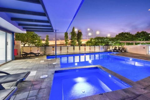 3br Stylish Apt CBD River & City Views Spa,Sauna,Pool,Netflix - Accommodation Port Hedland 0