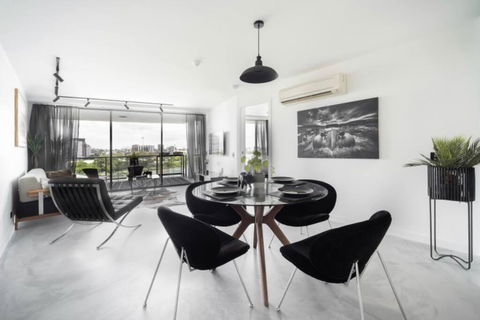 3br Stylish Apt CBD River & City Views Spa,Sauna,Pool,Netflix - Accommodation Port Hedland 2