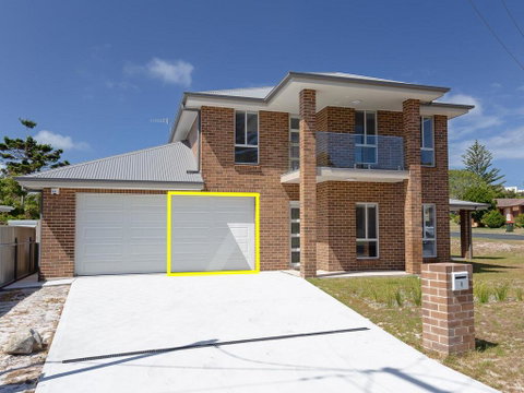 5 Bent Street - Huge House With Foxtel & Aircon - Accommodation Port Hedland 0