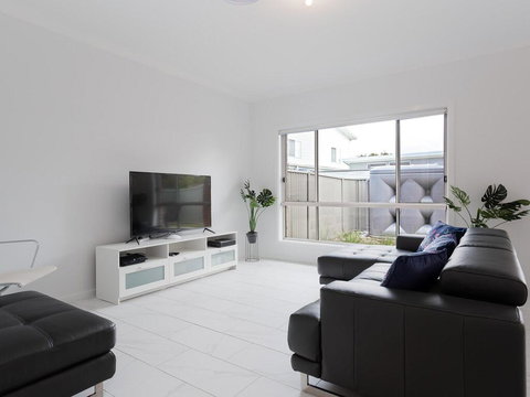 5B BENT STREET - LARGE HOUSE WITH DUCTED AIR CON, WIFI & FOXTEL - Accommodation Port Hedland 1