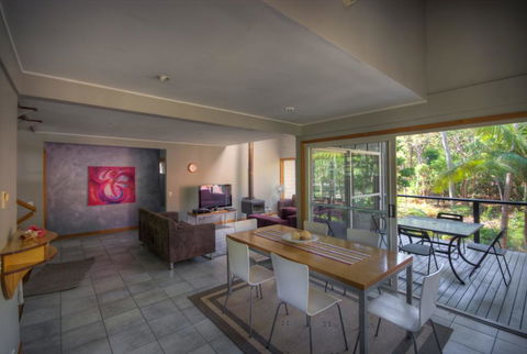 6 Satinwood Drive - Rainbow Shores, Stylish Beach House, Free WiFi - Accommodation Port Hedland 1