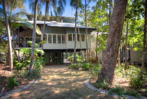 6 Satinwood Drive - Rainbow Shores, Stylish Beach House, Free WiFi - Accommodation Port Hedland 0