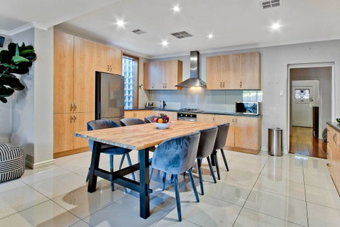 Adelaide 4 Bedroom House With Pool - Accommodation Port Hedland 2