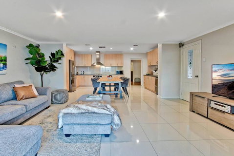 Adelaide 4 Bedroom House With Pool - Accommodation Port Hedland 3
