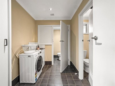 Eagle Bay Beach House - 300m To The Beach! - Accommodation Port Hedland 4