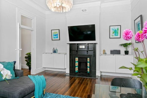 EDW19 - Stylish 2-Bed, 2-Bath Townhose In Drummoyne - Accommodation Port Hedland 2
