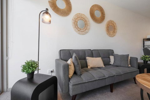 Elegant 2-Bed Apartment With Balcony - Accommodation Port Hedland 0