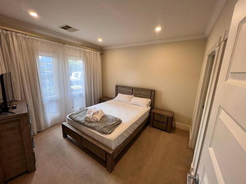Executive Villa Close To CBD With Spa - Accommodation Port Hedland 1