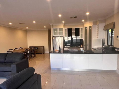 Executive Villa Close To CBD With Spa - Accommodation Port Hedland 2