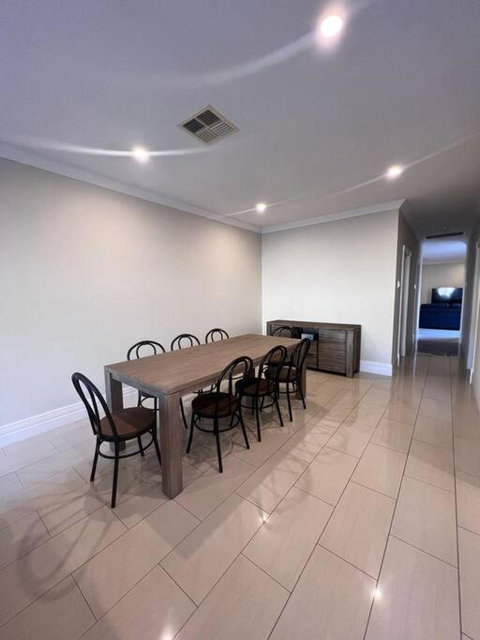 Executive Villa Close To CBD With Spa - Accommodation Port Hedland 3