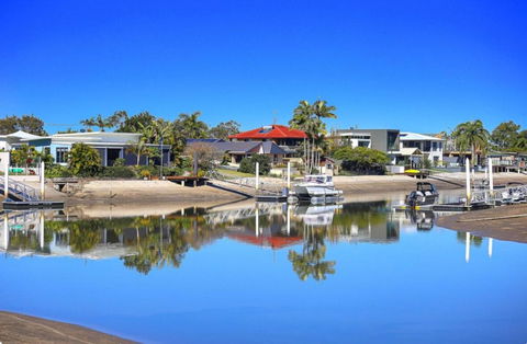 Fabulous Canal-front Unit In Mooloolaba - Accommodation Port Hedland 1