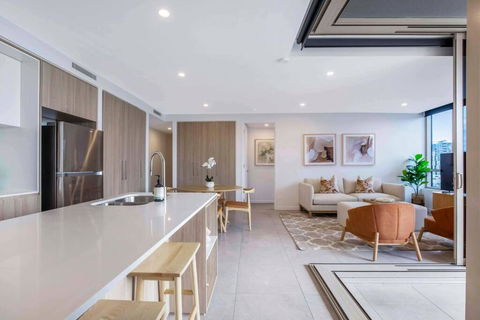 Gabba Oasis:Luxury 3BRM Apt Pool - Accommodation Port Hedland 4