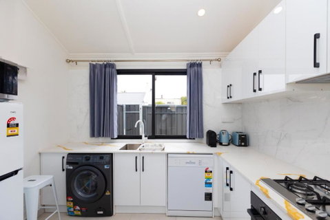 Glenelg Modern Studio, QBed,Wifi - Accommodation Port Hedland 3