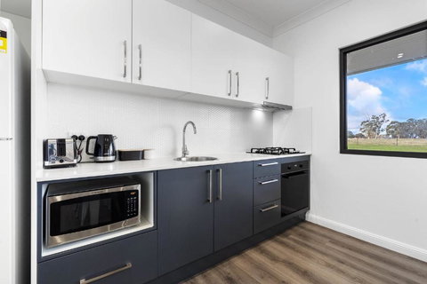 Glenowrie Cottage - 2 Queen Beds - Near Cadia - Accommodation Port Hedland 3