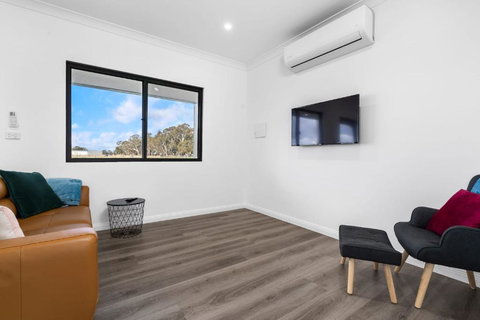 Glenowrie Cottage - 2 Queen Beds - Near Cadia - Accommodation Port Hedland 4