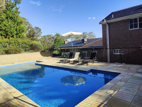 Gorgeous 4-Bedroom House On A Mansion - An Acre Land With Magnificent Pool & Garden - Accommodation Port Hedland 0