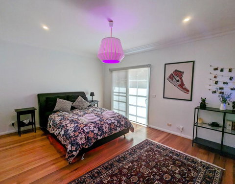 Gorgeous 4-Bedroom House On A Mansion - An Acre Land With Magnificent Pool & Garden - Accommodation Port Hedland 3