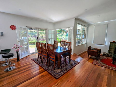 Gorgeous 4-Bedroom House On A Mansion - An Acre Land With Magnificent Pool & Garden - Accommodation Port Hedland 4