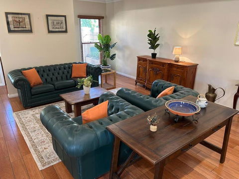 Grand Retreat In Peaceful Street - Accommodation Port Hedland 0