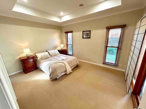 Grand Retreat In Peaceful Street - Accommodation Port Hedland 3