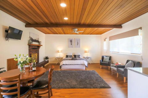 Hahndorf Lodge Pioneer Suite - Main Street Hahndorf On Site Secure Parking - Accommodation Port Hedland 1