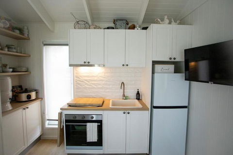 Gumnut Cottage Gippsland - Tiny Romantic Escape W King Bed Mountain Views - Accommodation Port Hedland 2
