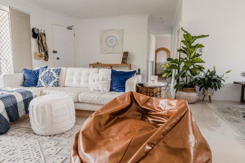 HEART OF BURLEIGH Holiday Villa - Perfect Location With Pools - Accommodation Port Hedland 2