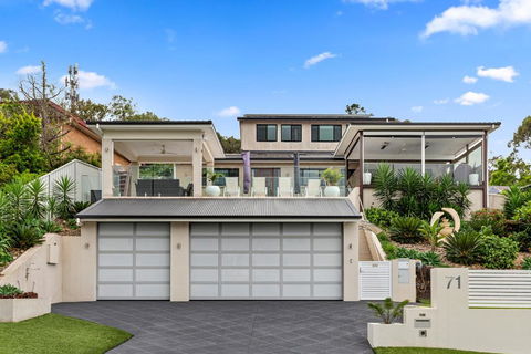 HEATed Pool, Lake & Beach, Luxury 5 B/R House - Accommodation Port Hedland 3