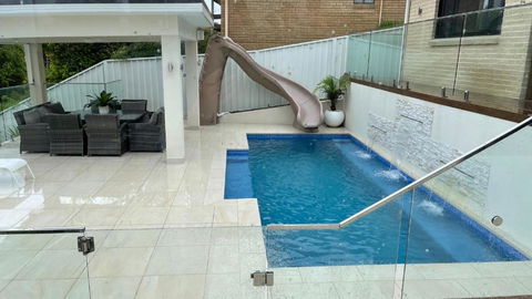 HEATed Pool, Lake & Beach, Luxury 5 B/R House - Accommodation Port Hedland 2